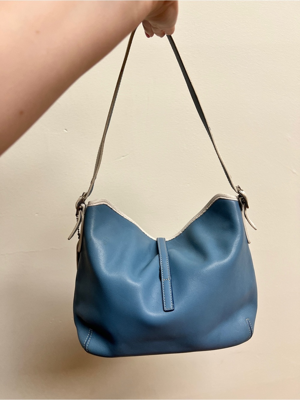 Coach- Hamptons clasp hobo Blue Leather Shoulder Bag with White Trim - Picture 3 of 14